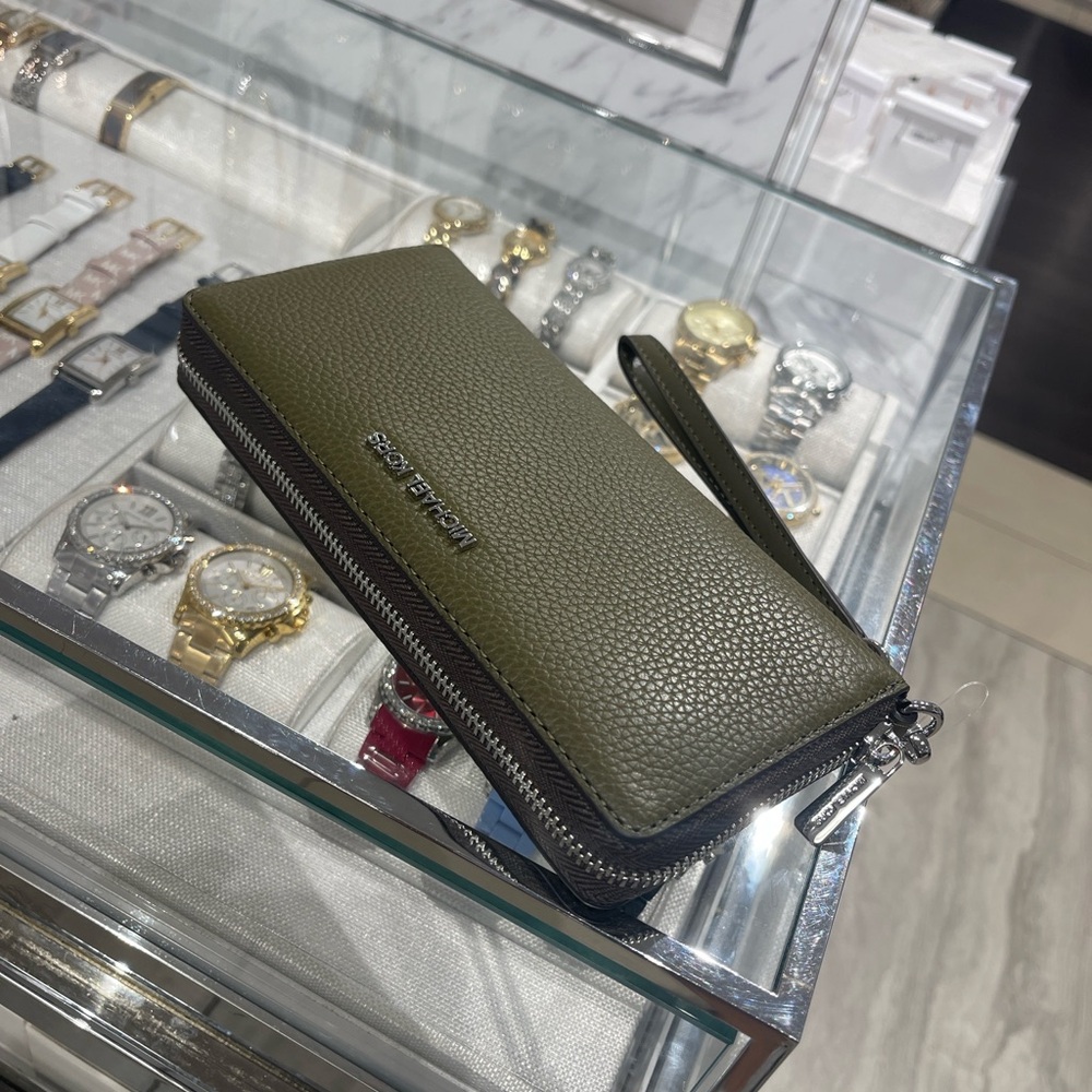 MICHAEL KORS Lg Pebbled Leather Continental Wallet Wristlet Phone Holder
Olive - Picture 10 of 16